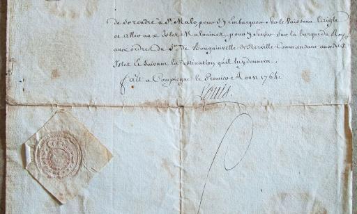 Un papier jauni porte l’inscription De par le Roy dans le haut, ainsi qu’un court texte écrit à la plume et le sceau royal.